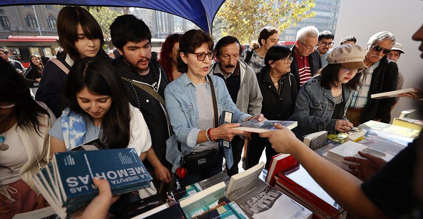 Miles de personas llegan al frontis de la Casa Central de la U. de Chile para retirar ejemplares en “Libros libres”